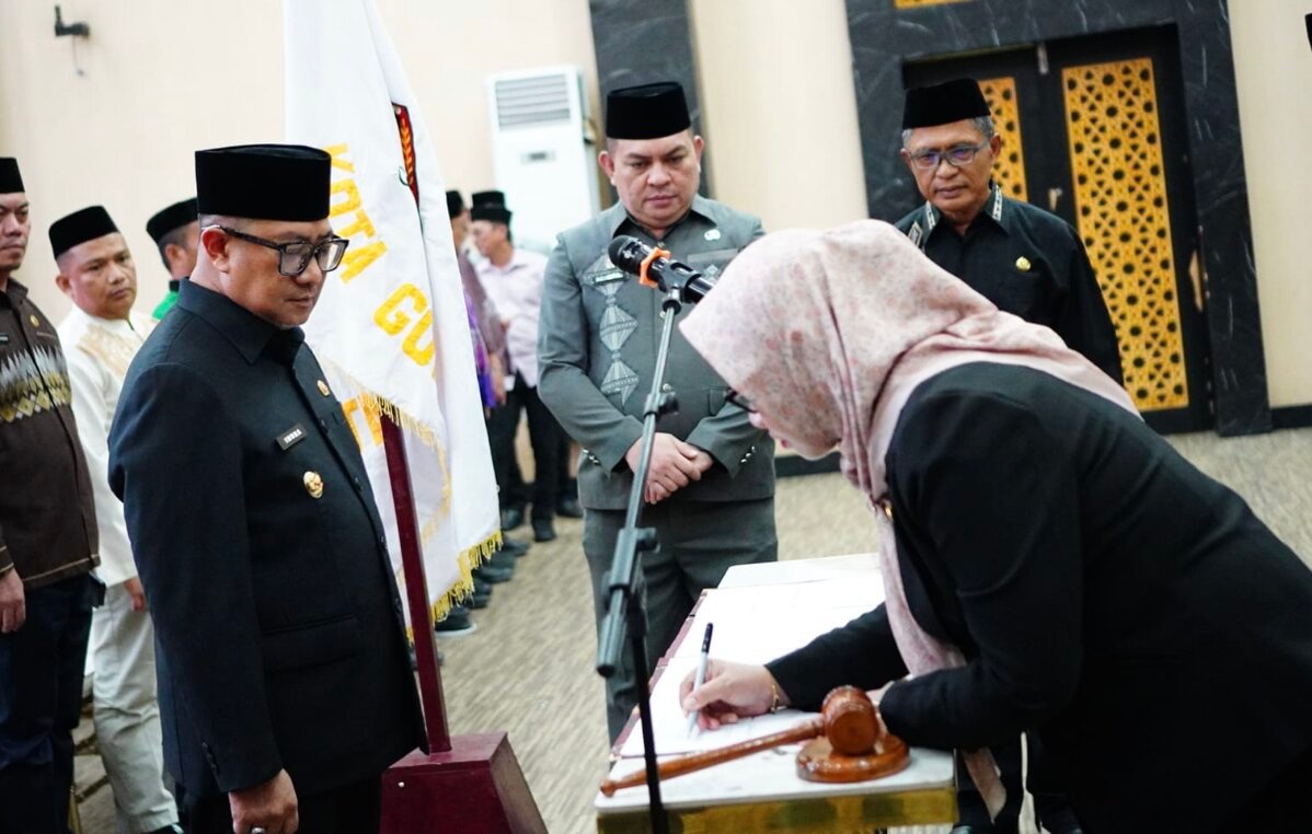 Wakil Wali Kota Gorontalo Indra Gobel saat melantik dan mengambil sumpah/janji jabatan kepala sekolah di lingkungan Pemerintah Kota Gorontalo, Jumat, 10 Juli 2026. (Foto: Humas)