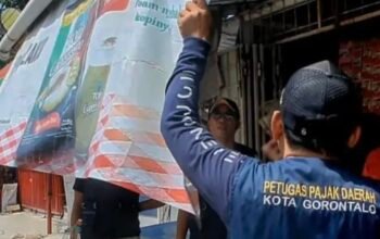 Reklame Tak Berizin di Kota Gorontalo Ditertibkan. (Foto: Humas)