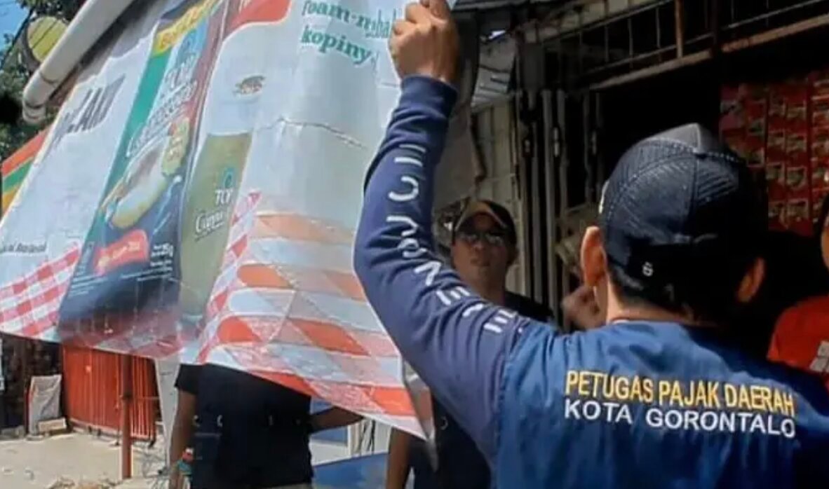 Reklame Tak Berizin di Kota Gorontalo Ditertibkan. (Foto: Humas)