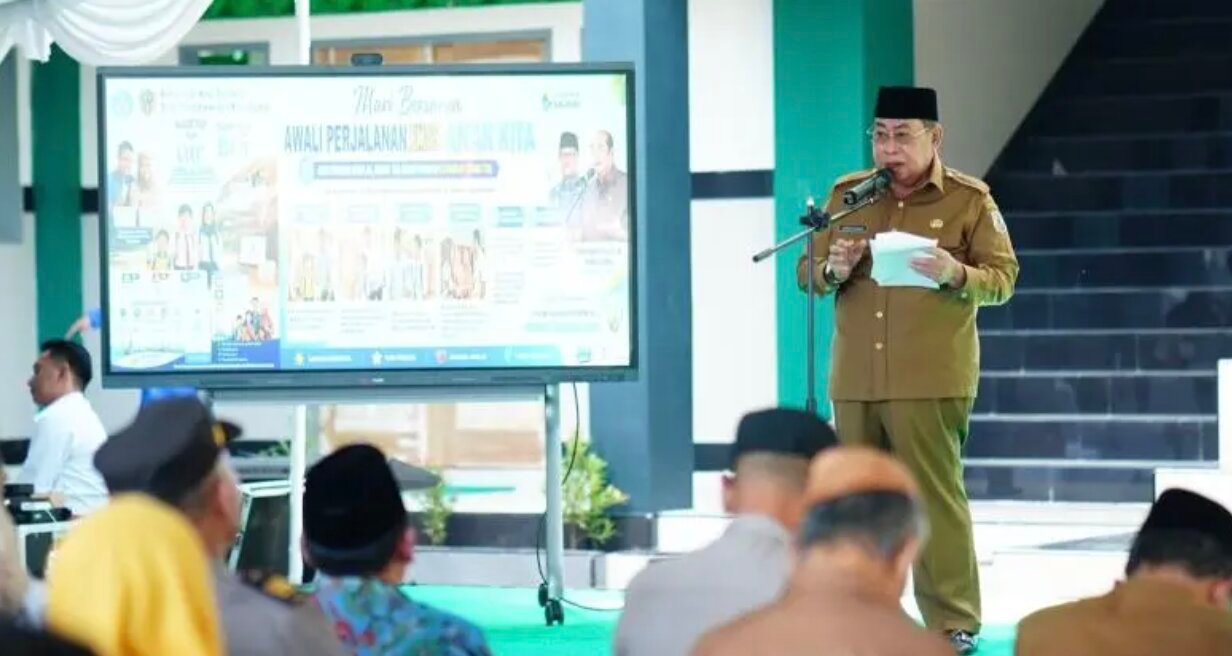 Wali Kota Gorontalo Adhan Dambea saat meluncurkan program Kartu AIR Belajar bertepatan dengan peresmian gedung baru SMP Al-Azhar 43 di Kecamatan Sipatana, Senin, 13 Juli 2026. (Foto: Humas)