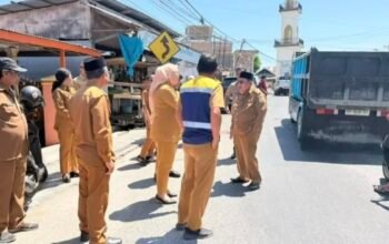 Wali Kota Gorontalo Adhan Dambea saat meninjau proyek peningkatan Jalan Zainal Umar Sidiki atau eks Jalan Palma, salah satu ruas jalan prioritas yang dibiayai sepenuhnya dari Pendapatan Asli Daerah (PAD) tahun 2026. (Foto: Humas)