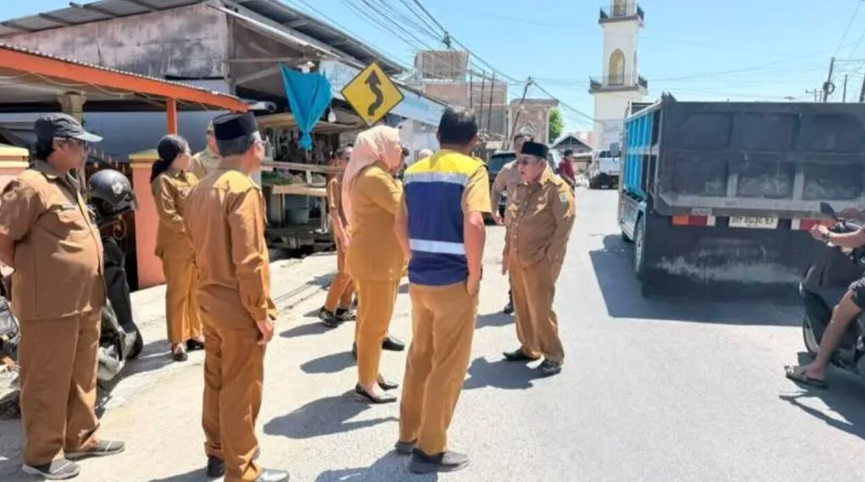 Wali Kota Gorontalo Adhan Dambea saat meninjau proyek peningkatan Jalan Zainal Umar Sidiki atau eks Jalan Palma, salah satu ruas jalan prioritas yang dibiayai sepenuhnya dari Pendapatan Asli Daerah (PAD) tahun 2026. (Foto: Humas)