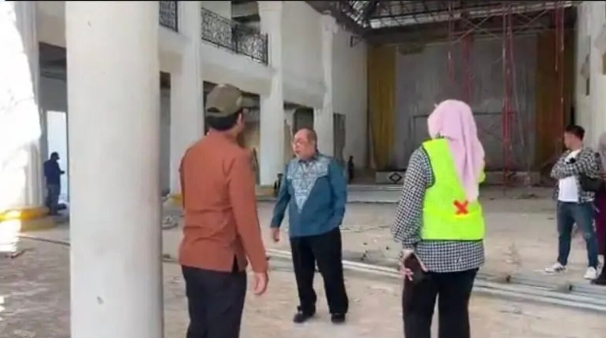 Wali Kota Gorontalo Adhan Dambea saat mengunjungi Gedung bekas Belle Li Mbui yang akan menjadi Mall Pelayanan Publik (MPP) Kota Gorontalo ditargetkan rampung dan mulai beroperasi pada 20 Februari 2027. (Foto: Humas)