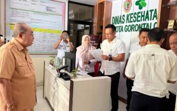 Wali Kota Gorontalo Adhan Dambea saat melakukan inspeksi mendadak (sidak) di sejumlah kantor organisasi perangkat daerah (OPD). (Foto: Humas)