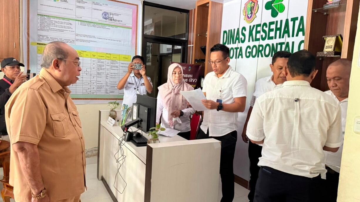 Wali Kota Gorontalo Adhan Dambea saat melakukan inspeksi mendadak (sidak)  di sejumlah kantor organisasi perangkat daerah (OPD). (Foto: Humas)