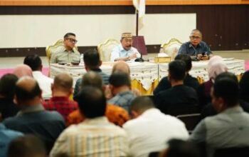 Wali Kota Gorontalo Adhan Dambea kembali saat saat memimpin rapat koordinasi dan evaluasi (Rakorev) rutin bersama pimpinan organisasi perangkat daerah (OPD), camat, dan lurah di Bandhayo Lo Yiladia, Rabu, 15 Juli 2026. (Foto: Humas)