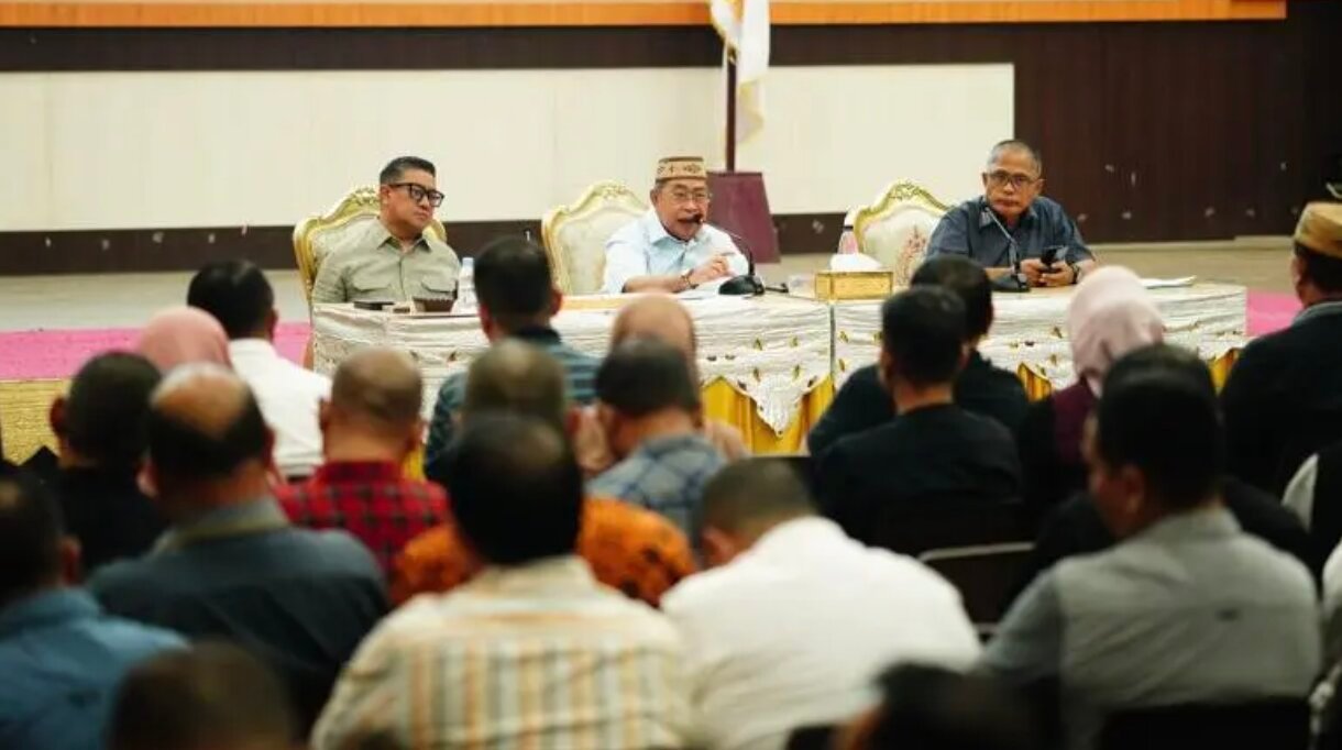 Wali Kota Gorontalo Adhan Dambea kembali saat saat memimpin rapat koordinasi dan evaluasi (Rakorev) rutin bersama pimpinan organisasi perangkat daerah (OPD), camat, dan lurah di Bandhayo Lo Yiladia, Rabu, 15 Juli 2026. (Foto: Humas)