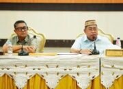 Wali Kota Gorontalo Adhan Dambea saat memimpin Rapat Koordinasi Evaluasi (Rakorev) rutin Pemerintah Kota Gorontalo di Bandhayo Lo Yiladia, Rabu malam, 15 Juli 2026. (Foto: Humas)