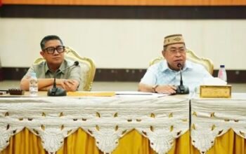Wali Kota Gorontalo Adhan Dambea saat memimpin Rapat Koordinasi Evaluasi (Rakorev) rutin Pemerintah Kota Gorontalo di Bandhayo Lo Yiladia, Rabu malam, 15 Juli 2026. (Foto: Humas)