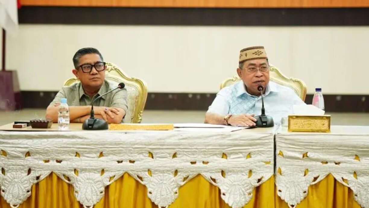 Wali Kota Gorontalo Adhan Dambea saat memimpin Rapat Koordinasi Evaluasi (Rakorev) rutin Pemerintah Kota Gorontalo di Bandhayo Lo Yiladia, Rabu malam, 15 Juli 2026. (Foto: Humas)