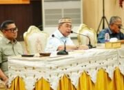 Wali Kota Gorontalo Adhan Dambea saat memimpin Rapat Koordinasi Evaluasi (Rakorev) rutin Pemerintah Kota Gorontalo di Bandhayo Lo Yiladia, Rabu malam, 15 Juli 2026. (Foto: Humas)