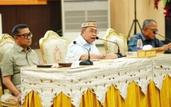 Wali Kota Gorontalo Adhan Dambea saat memimpin Rapat Koordinasi Evaluasi (Rakorev) rutin Pemerintah Kota Gorontalo di Bandhayo Lo Yiladia, Rabu malam, 15 Juli 2026. (Foto: Humas)