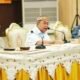 Wali Kota Gorontalo Adhan Dambea saat memimpin Rapat Koordinasi Evaluasi (Rakorev) rutin Pemerintah Kota Gorontalo di Bandhayo Lo Yiladia, Rabu malam, 15 Juli 2026. (Foto: Humas)