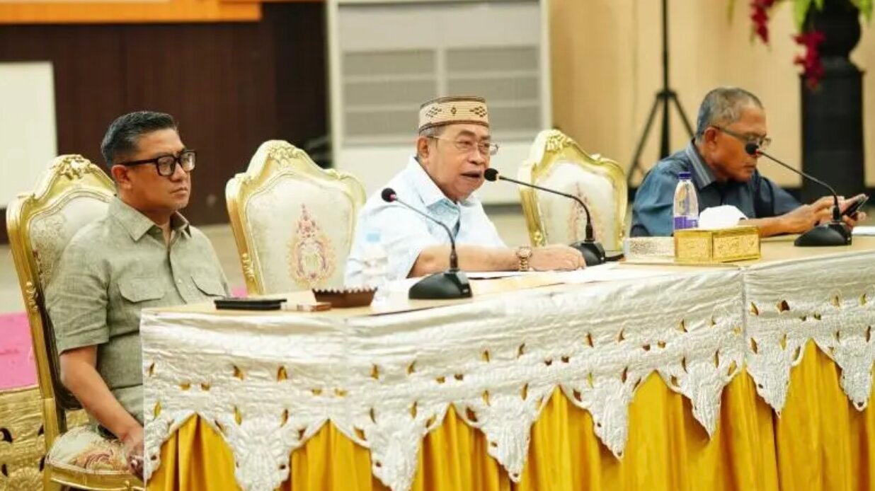 Wali Kota Gorontalo Adhan Dambea saat memimpin Rapat Koordinasi Evaluasi (Rakorev) rutin Pemerintah Kota Gorontalo di Bandhayo Lo Yiladia, Rabu malam, 15 Juli 2026. (Foto: Humas)