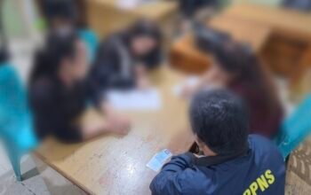 Razia Pekat, Satpol PP Kota Gorontalo Amankan Puluhan Botol Miras dan Tiga Waria. (Foto: Istw)