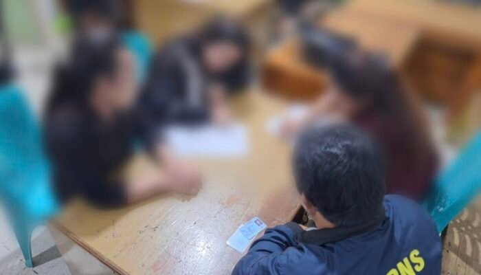 Razia Pekat, Satpol PP Kota Gorontalo Amankan Puluhan Botol Miras dan Tiga Waria