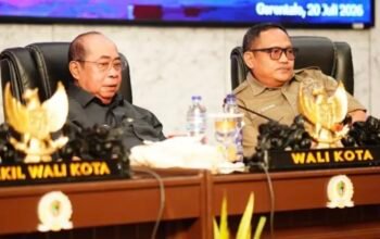 Wali Kota Gorontalo Adhan Dambea dalam Rapat Paripurna DPRD Kota Gorontalo saat memaparkan Rancangan Kebijakan Umum Anggaran dan Prioritas Plafon Anggaran Sementara (RKUA-PPAS) APBD Tahun Anggaran 2027. (Foto: Humas)