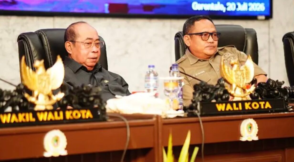 Wali Kota Gorontalo Adhan Dambea dalam Rapat Paripurna DPRD Kota Gorontalo saat memaparkan Rancangan Kebijakan Umum Anggaran dan Prioritas Plafon Anggaran Sementara (RKUA-PPAS) APBD Tahun Anggaran 2027. (Foto: Humas)