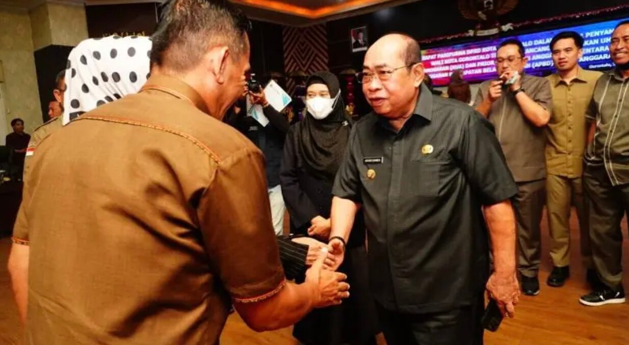 Wali Kota Gorontalo Adhan Dambea saat menghaidir Rapat Paripurna DPRD Kota Gorontalo, Senin (20/7/2026). (Foto: Humas)