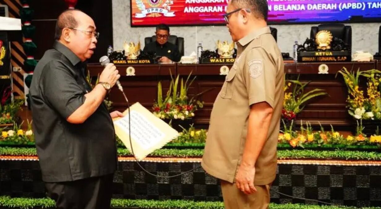 Wali Kota Gorontalo Adhan Dambea usai memaparkan Rancangan Kebijakan Umum Anggaran dan Prioritas Plafon Anggaran Sementara (KUA-PPAS) APBD Tahun Anggaran 2027 dalam Rapat Paripurna DPRD Kota Gorontalo, Senin (20/7/2026). (Foto: Humas)
