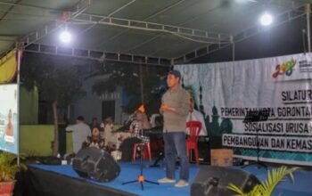 Kepala DLH Kota Gorontalo, Lukman Kasim saat saat kegiatan silaturahmi pemerintah daerah dan sosialisasi urusan pemerintahan pembangunan dan kemasyarakatan di Kelurahan Biawu, Senin (20/7/2026) malam. (Foto: Humas)