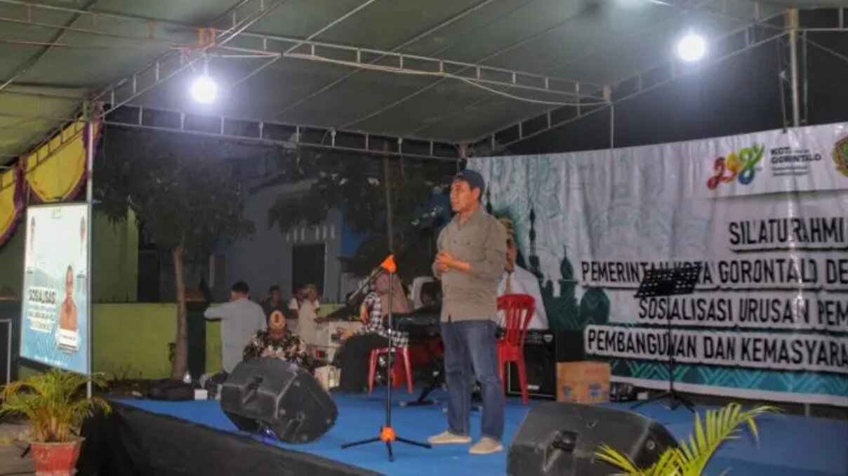 Kepala DLH Kota Gorontalo, Lukman Kasim saat saat kegiatan silaturahmi pemerintah daerah dan sosialisasi urusan pemerintahan pembangunan dan kemasyarakatan di Kelurahan Biawu, Senin (20/7/2026) malam. (Foto: Humas)