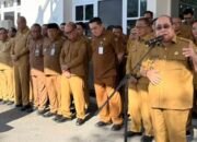 Wali Kota Gorontalo, Adhan Dambea saat emimpin apel bersama ASN, PPPK penuh waktu, dan PPPK paruh waktu di halaman Kantor Wali Kota Gorontalo, Senin (27/7/2026). (Foto: Humas)