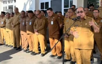 Wali Kota Gorontalo, Adhan Dambea saat emimpin apel bersama ASN, PPPK penuh waktu, dan PPPK paruh waktu di halaman Kantor Wali Kota Gorontalo, Senin (27/7/2026). (Foto: Humas)