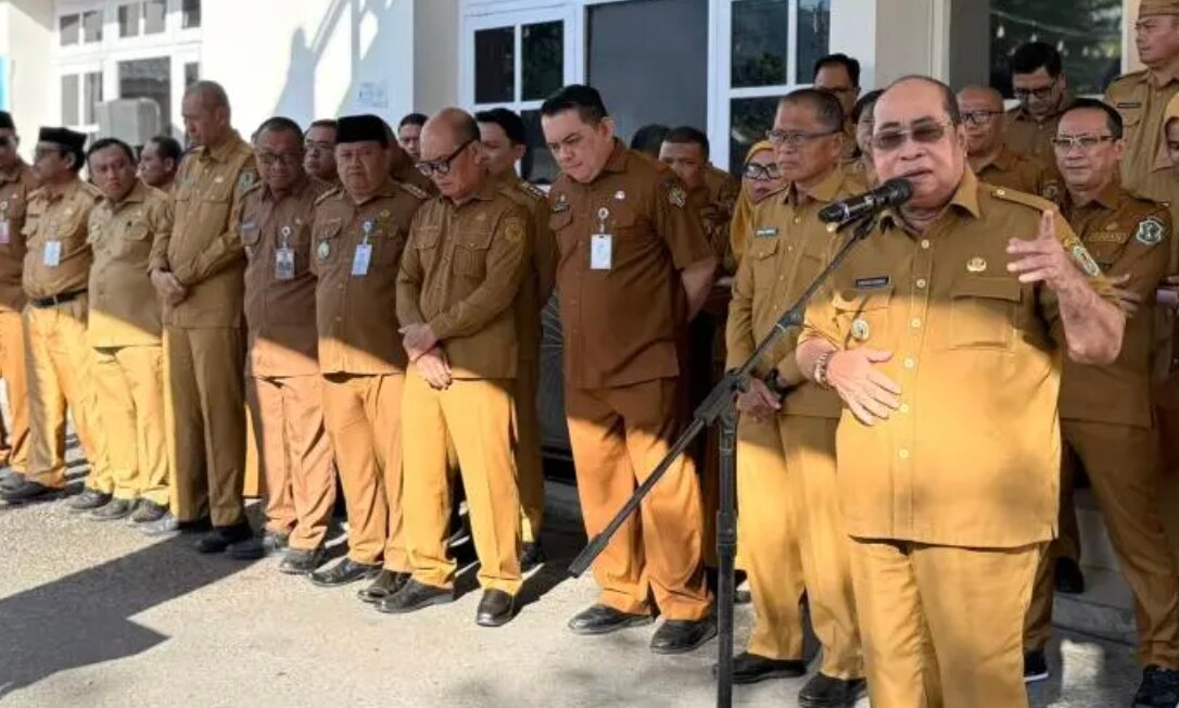 Wali Kota Gorontalo, Adhan Dambea saat emimpin apel bersama ASN, PPPK penuh waktu, dan PPPK paruh waktu di halaman Kantor Wali Kota Gorontalo, Senin (27/7/2026). (Foto: Humas)