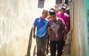 Wali Kota Gorontalo, Adhan Dambea, meninjau langsung progres pembangunan tanggul penahan longsor di Kelurahan Tenda, Kecamatan Hulonthalangi, Selasa, 28 Juli 2026. (Foto: Humas)