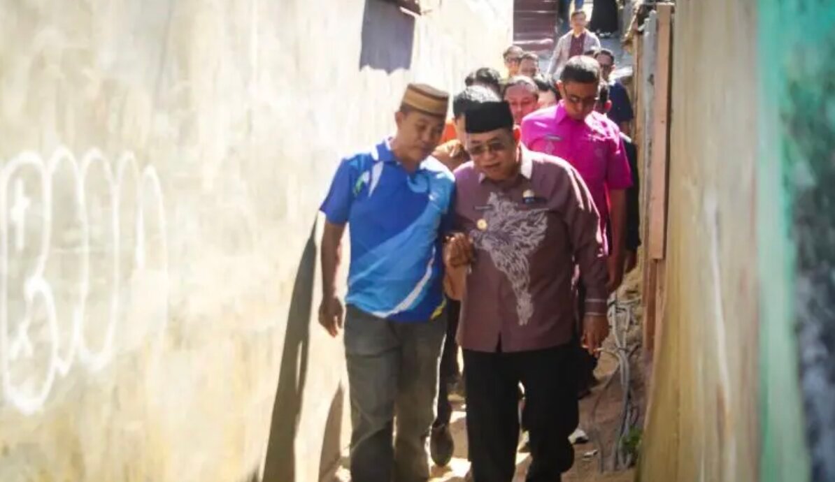 Wali Kota Gorontalo, Adhan Dambea, meninjau langsung progres pembangunan tanggul penahan longsor di Kelurahan Tenda, Kecamatan Hulonthalangi, Selasa, 28 Juli 2026. (Foto: Humas)