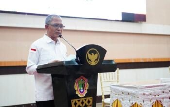 Sekretaris Daerah Kota Gorontalo, Ismail Madjid, saat mewakili Wali Kota Gorontalo membuka Rapat Kerja Daerah Gerakan Orang Tua Asuh Cegah Stunting di Aula Rumah Dinas Wali Kota, Banthayo Lo Yiladia (BLY), Selasa, 29 Juli 2026. (Foto: Humas)