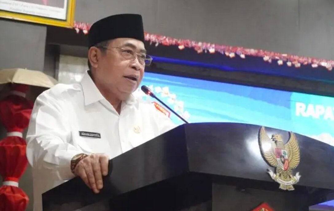 Wali Kota Gorontalo Adhan Dambea dalam Rapat Paripurna DPRD Kota Gorontalo yang mengagendakan penandatanganan Nota Kesepakatan Kebijakan Umum Anggaran (KUA) dan Prioritas Plafon Anggaran Sementara (PPAS) Tahun Anggaran 2027, Rabu, 29 Juli 2026. (Foto: Humas)