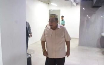 Wali Kota Gorontalo, Adhan Dambea saat urun langsung meninjau lokasi untuk memastikan laporan yang disampaikan warga soal kondisi musala di Citimall Gorontalo yang mengeluarkan bau tidak sedap. (Foto: Humas)