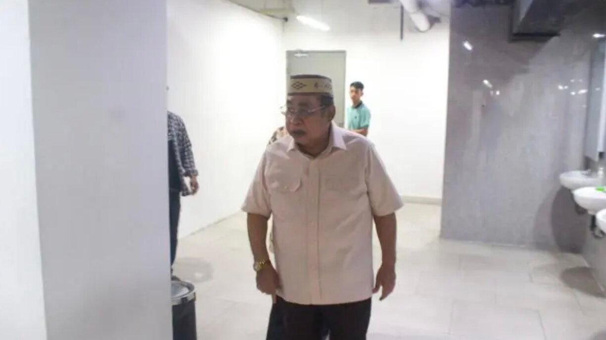 Wali Kota Gorontalo, Adhan Dambea saat urun langsung meninjau lokasi untuk memastikan laporan yang disampaikan warga soal kondisi musala di Citimall Gorontalo yang mengeluarkan bau tidak sedap. (Foto: Humas)