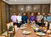Bupati Buton Tengah, Dr. Azhari (kiri), berdiskusi dengan Staf Khusus Menteri Pendidikan Dasar dan Menengah Bidang Science, Technology, Engineering, and Mathematics (STEM), Prof. Mailah Diniah Husni Rahim, di Jakarta, dalam upaya memperjuangkan Buton Tengah menjadi salah satu lokasi Sekolah Rintisan SNT tahun 2026/Hibata.id