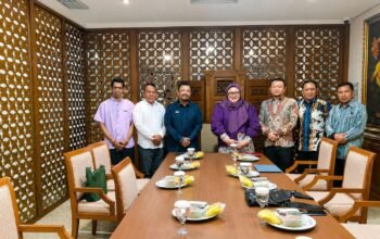 Bupati Buton Tengah, Dr. Azhari (kiri), berdiskusi dengan Staf Khusus Menteri Pendidikan Dasar dan Menengah Bidang Science, Technology, Engineering, and Mathematics (STEM), Prof. Mailah Diniah Husni Rahim, di Jakarta, dalam upaya memperjuangkan Buton Tengah menjadi salah satu lokasi Sekolah Rintisan SNT tahun 2026/Hibata.id