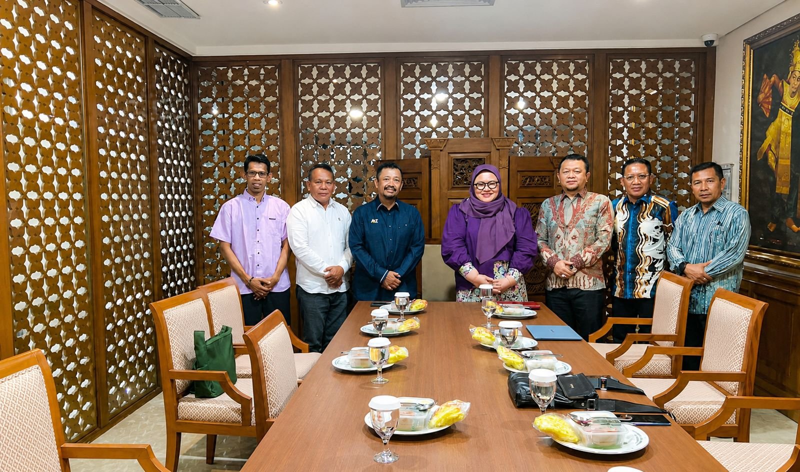 Bupati Buton Tengah, Dr. Azhari (kiri), berdiskusi dengan Staf Khusus Menteri Pendidikan Dasar dan Menengah Bidang Science, Technology, Engineering, and Mathematics (STEM), Prof. Mailah Diniah Husni Rahim, di Jakarta, dalam upaya memperjuangkan Buton Tengah menjadi salah satu lokasi Sekolah Rintisan SNT tahun 2026/Hibata.id