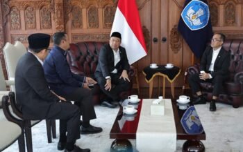Bupati Buton Tengah, Dr. Azhari, berdiskusi dengan pejabat Kementerian Pendidikan Tinggi, Sains, dan Teknologi serta pimpinan Komisi X DPR RI di Jakarta dalam rangka memperjuangkan pendirian Fakultas Sains dan Teknologi Maritim di Kampus B Universitas Sembilanbelas November (USN) Buton Tengah/Hibata.id