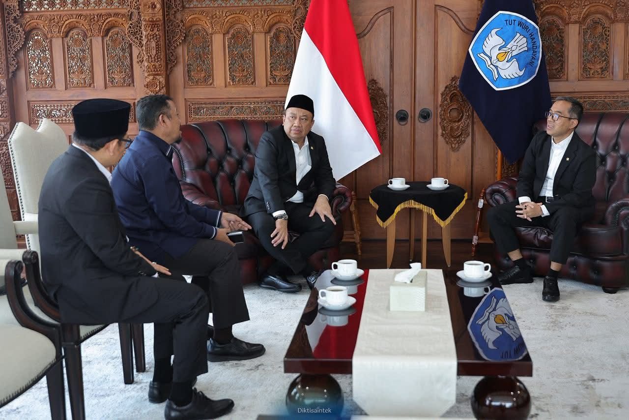 Bupati Buton Tengah, Dr. Azhari, berdiskusi dengan pejabat Kementerian Pendidikan Tinggi, Sains, dan Teknologi serta pimpinan Komisi X DPR RI di Jakarta dalam rangka memperjuangkan pendirian Fakultas Sains dan Teknologi Maritim di Kampus B Universitas Sembilanbelas November (USN) Buton Tengah/Hibata.id