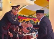 Kapolres Pohuwato berjabat tangan dengan Wakil Bupati Pohuwato usai upacara peringatan Hari Bhayangkara ke-80 sebagai simbol sinergi antara Polri dan Pemerintah Daerah dalam menjaga keamanan, ketertiban, serta mendukung pembangunan di Kabupaten Pohuwato/Hibata.id