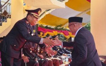 Kapolres Pohuwato berjabat tangan dengan Wakil Bupati Pohuwato usai upacara peringatan Hari Bhayangkara ke-80 sebagai simbol sinergi antara Polri dan Pemerintah Daerah dalam menjaga keamanan, ketertiban, serta mendukung pembangunan di Kabupaten Pohuwato/Hibata.id
