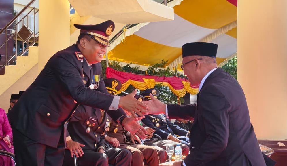 Kapolres Pohuwato berjabat tangan dengan Wakil Bupati Pohuwato usai upacara peringatan Hari Bhayangkara ke-80 sebagai simbol sinergi antara Polri dan Pemerintah Daerah dalam menjaga keamanan, ketertiban, serta mendukung pembangunan di Kabupaten Pohuwato/Hibata.id