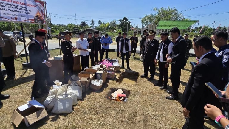 Polres Bolmut memusnahkan 755 liter minuman keras tradisional jenis cap tikus dan 208 butir obat keras usai upacara HUT Bhayangkara ke-80/Hibata.id