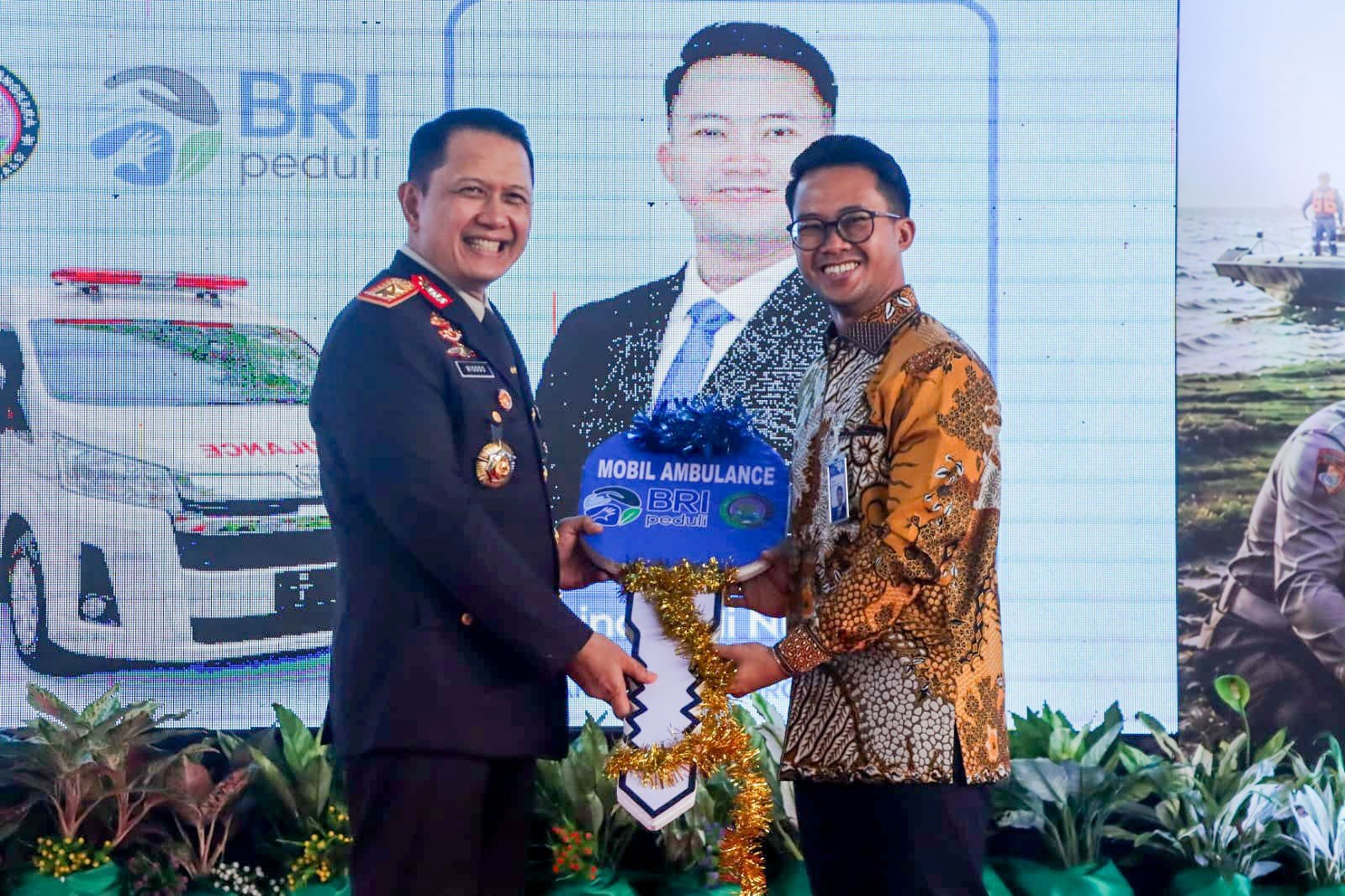 PT Bank Rakyat Indonesia (Persero) Tbk melalui program BRI Peduli Tanggung Jawab Sosial dan Lingkungan (TJSL) menyerahkan bantuan satu unit ambulans kepada Kepolisian Daerah (Polda) Gorontalo bertepatan dengan momentum peringatan Hari Ulang Tahun (HUT) Bhayangkara ke-80, Rabu (1/7/2026)/Hibata.id