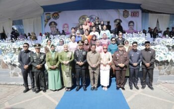 Wali Kota Kotamobagu, dr. Weny Gaib, bersama Wakil Wali Kota Rendy Virgiawan Mangkat menghadiri Upacara Peringatan Hari Bhayangkara ke-80 yang digelar di Alun-alun Boki Hontinimbang, Kota Kotamobagu, Rabu, 1 Juli 2026. (Foto: Humas)