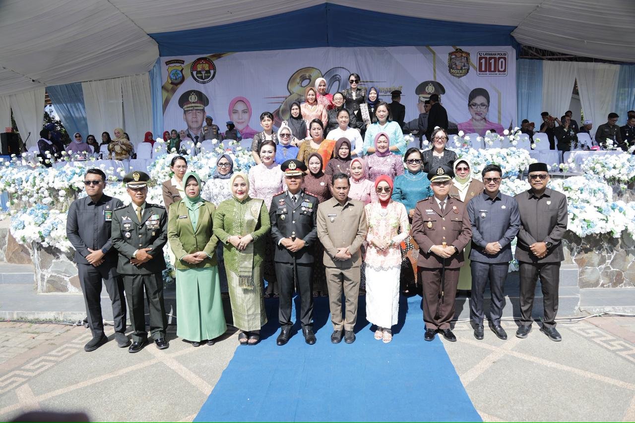 Wali Kota Kotamobagu, dr. Weny Gaib, bersama Wakil Wali Kota Rendy Virgiawan Mangkat menghadiri Upacara Peringatan Hari Bhayangkara ke-80 yang digelar di Alun-alun Boki Hontinimbang, Kota Kotamobagu, Rabu, 1 Juli 2026. (Foto: Humas)
