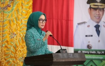 Ketua Tim Penggerak PKK Kota Kotamobagu, Ny. Rindah Gaib Mokoginta, membuka secara resmi Rapat Koordinasi dan Kerja Sama Lintas Organisasi Perempuan dalam upaya pencegahan kekerasan terhadap perempuan dan anak di Kota Kotamobagu, Kamis, 2 Juli 2026. (Foto: Humas)