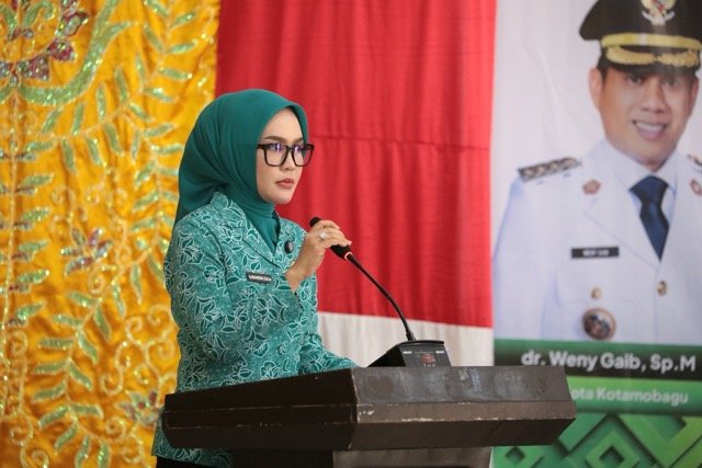 Ketua Tim Penggerak PKK Kota Kotamobagu, Ny. Rindah Gaib Mokoginta, membuka secara resmi Rapat Koordinasi dan Kerja Sama Lintas Organisasi Perempuan dalam upaya pencegahan kekerasan terhadap perempuan dan anak di Kota Kotamobagu, Kamis, 2 Juli 2026. (Foto: Humas)