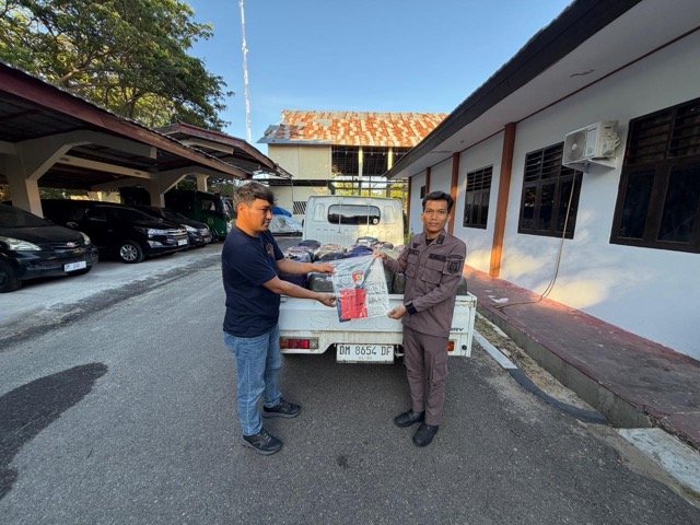 Satuan Reserse Kriminal (Satreskrim) Polres Pohuwato resmi melaksanakan tahap II berupa penyerahan tersangka dan barang bukti kasus dugaan penyalahgunaan pengangkutan dan/atau niaga Bahan Bakar Minyak (BBM) subsidi ke Kejaksaan Negeri Pohuwato, Kamis, 2 Juli 2026. (Foto: Humas)